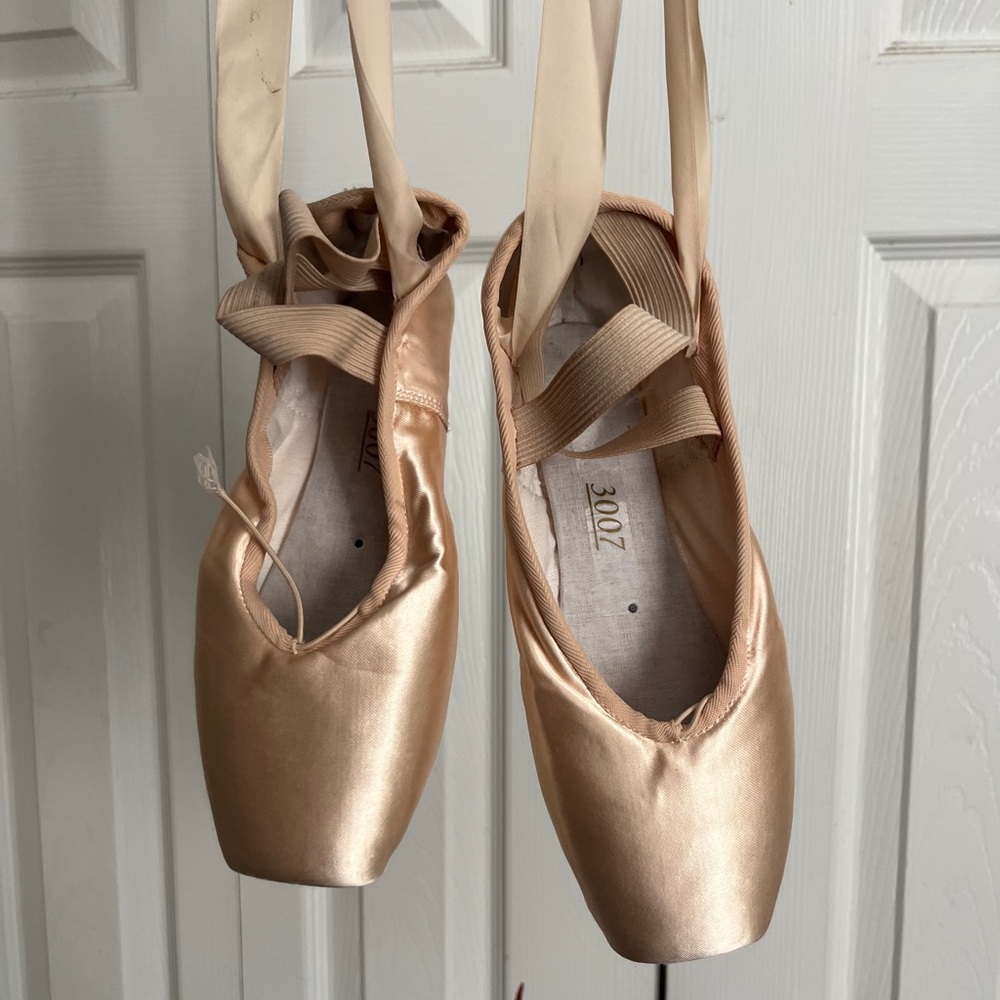 Elegant Satin Ballet Pointe Shoes